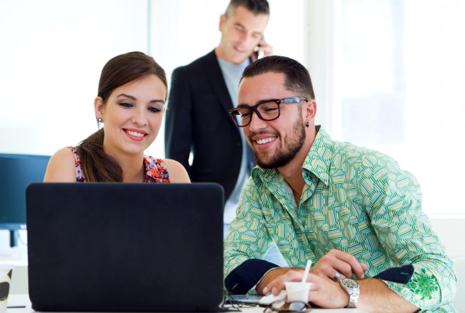 Postazione di lavoro organizzata con strumenti professionali per manicure e decorazione unghie